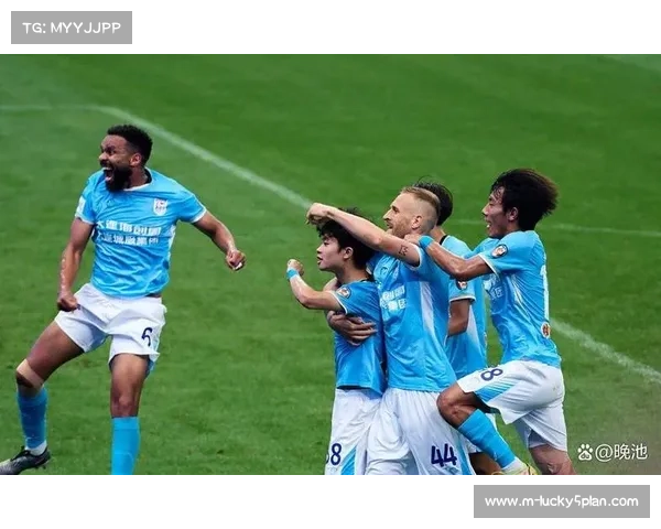 罗伯森重返赛场点燃激情 大连英博主场氛围燃爆全场